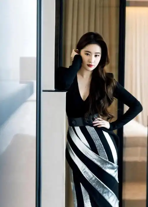 刘亦菲出席活动穿一条黑色深v条纹裙美得优雅大气