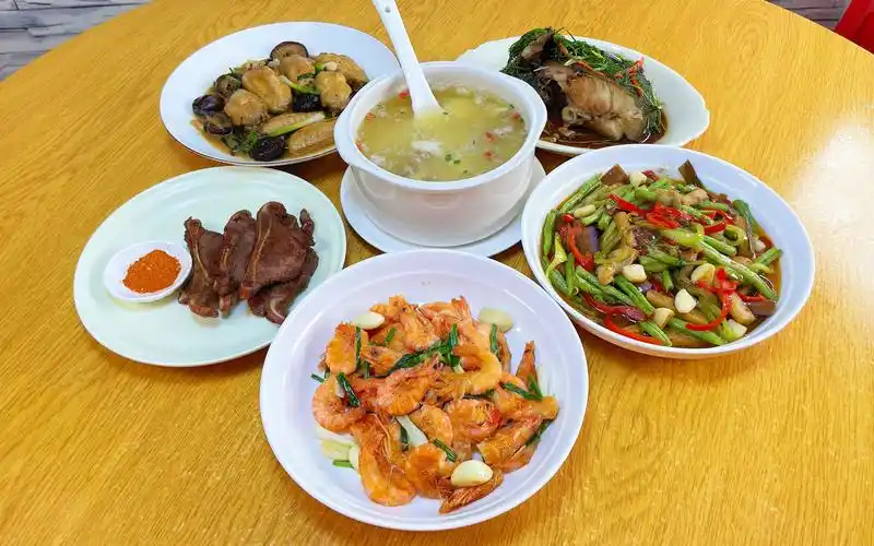 湛江家庭5菜1汤的晚餐,好吃到不用剥壳的盐酥海虾,一口一个好鲜