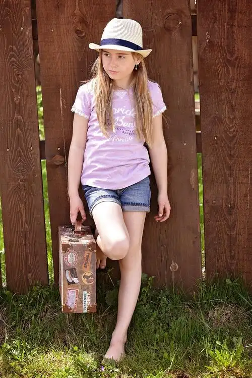 人类,人,儿童,女孩,金发女郎,长长的头发,赤脚