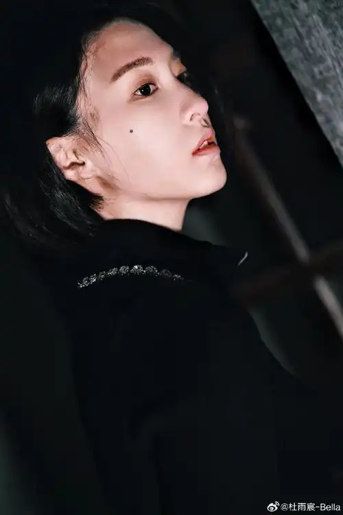 咔咔出片#"战损妆"没来得及卸完,确实有不一样的氛围感哦94杜雨宸