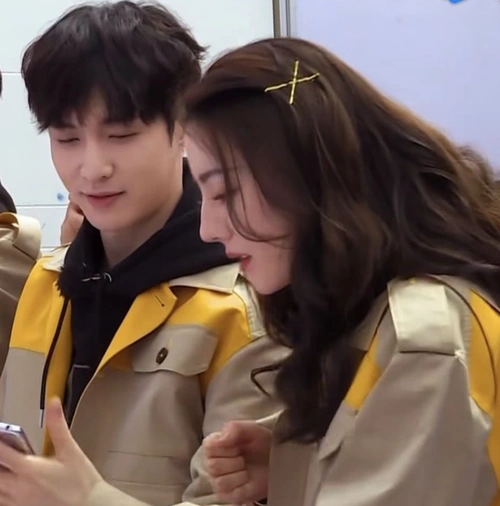 极限挑战6开播,张艺兴迪丽热巴同框距离小于20厘米,不避嫌?