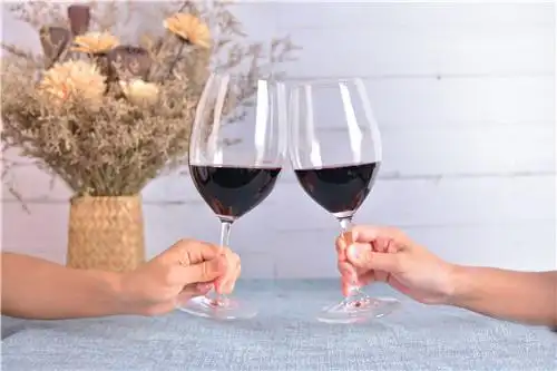 葡萄酒礼仪之如何体面敬酒_葡萄酒知识_进口红酒代理批发-广州枫博