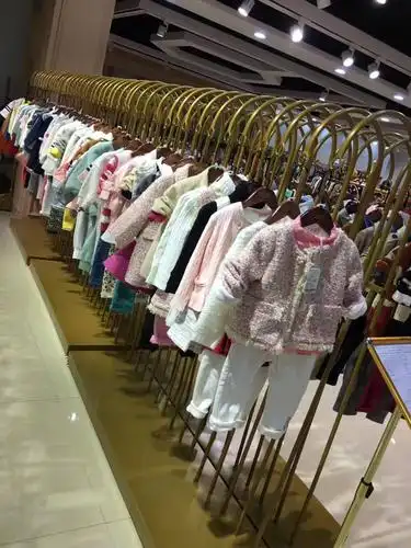 阐述品牌童装库存尾货批发货源折扣店铺顾客速买单