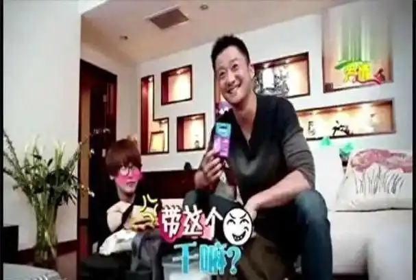 当时吴京和谢楠参加一个节目,导演在检查行李时发现了吴京带了三个