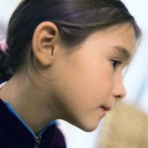 特写,白天,侧面,纯洁,欧洲,欧洲人,仅一个女性,仅一个人,休闲装,小孩