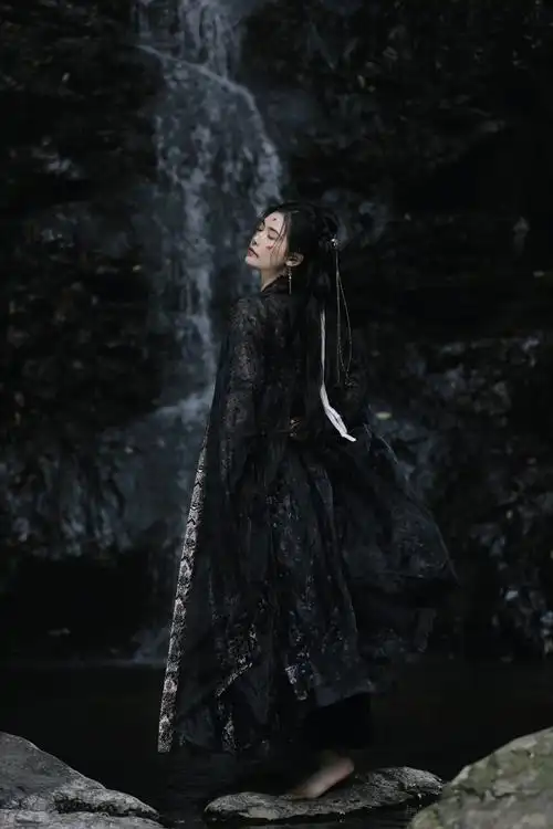 许佳琪黑衣古风写真