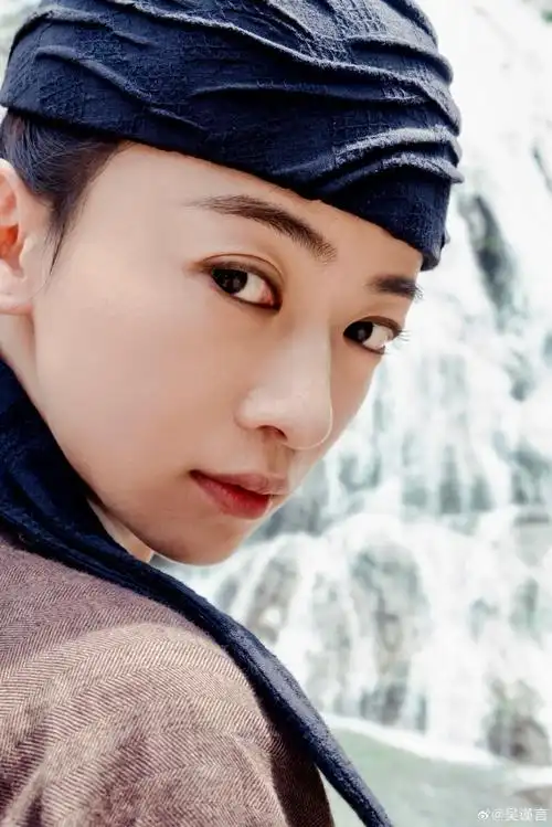 吴谨言男装执扇