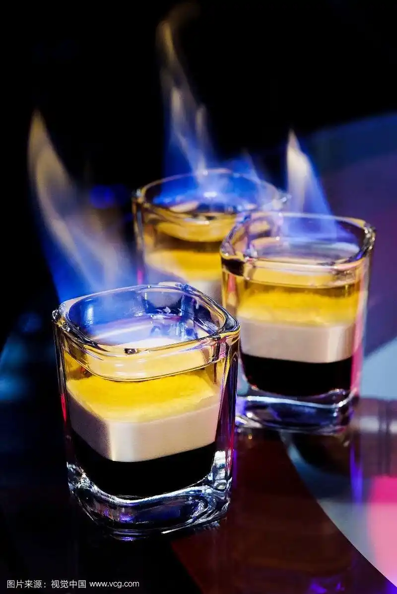 黑色背景燃烧火焰的鸡尾酒