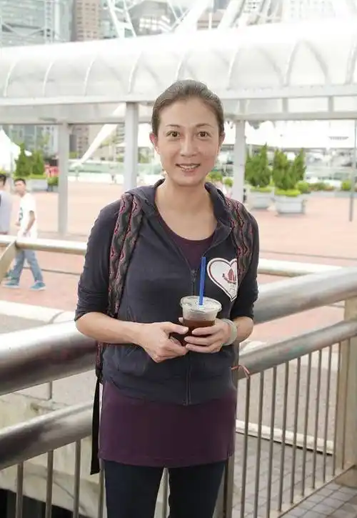 成龙前女友吴绮莉私下真随性,穿运动装素颜出镜,跟年轻时没法比_气质