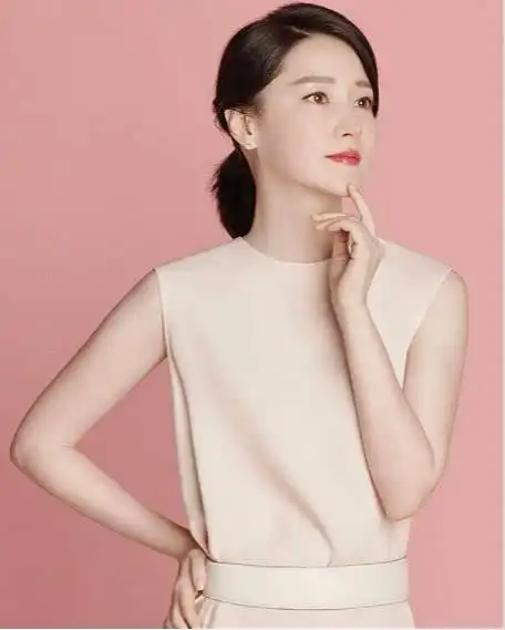 李英爱新戏短发走路带风大婶与女神的距离就差一个微卷短发整理大全