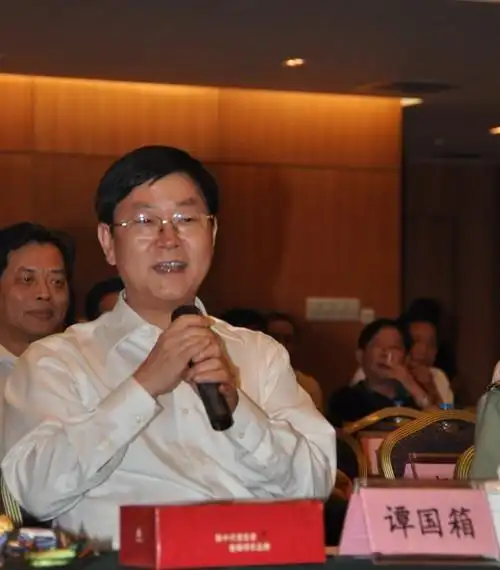 >深圳市人大副主任谭国箱(上图):梅州要结合自身的特点,科学发展,和谐