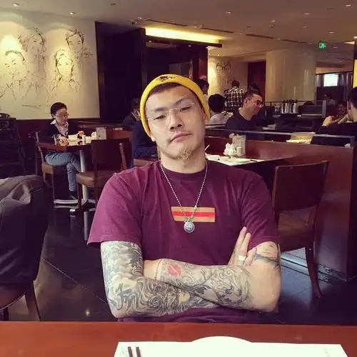 王大雷戴眼镜晒自拍,球迷:你一定是有文化!