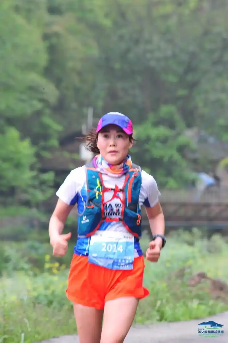 美女峰山地马拉松四峨梯田,见坡死的感觉,赛道上豆腐脑,甜皮鸭 - 抖音