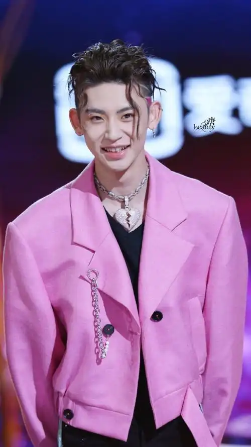 小鬼王琳凯[超话]##小鬼粉色鬓角