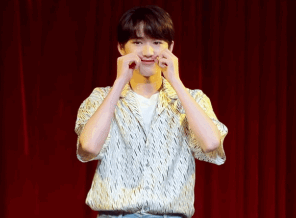 宋亚轩有你手势舞比心好甜##宋亚轩十八踔厉风禾尽起