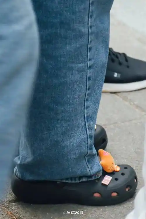 男生穿高跟,光脚就出门?