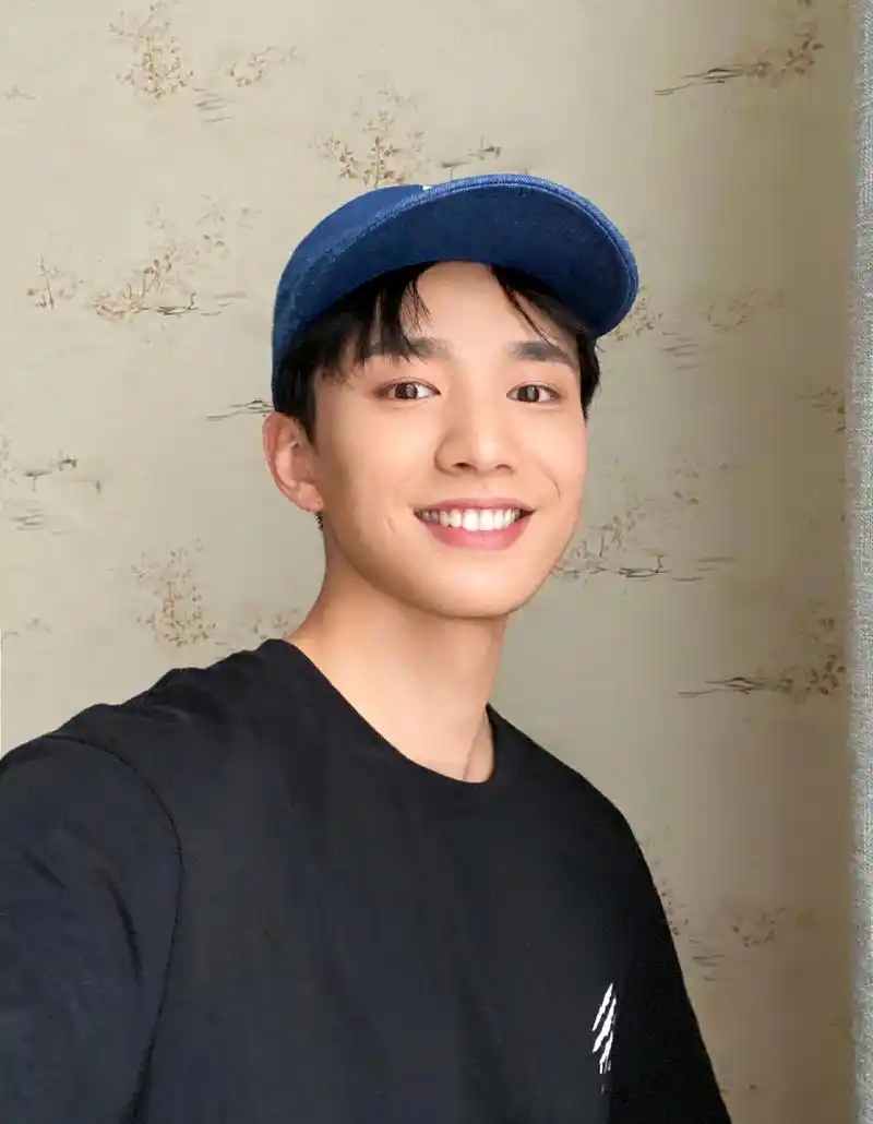 现在让我们聚焦到我们的男主角易大千身上,这位小哥哥已经成为了娱乐