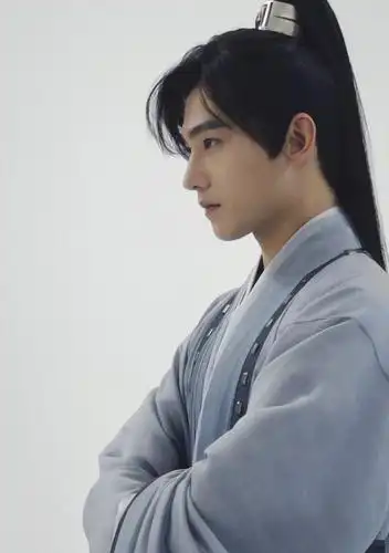 杨洋新剧定妆照曝光,翩翩公子剑眉星目,古装男神回来了!