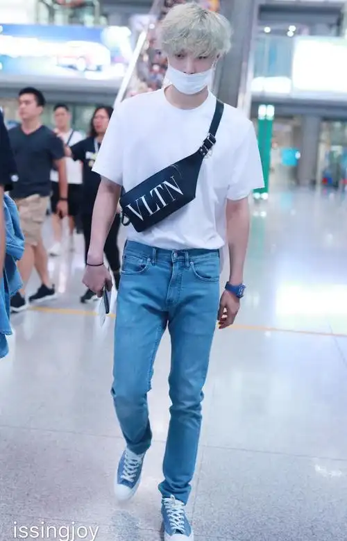 张艺兴机场饭拍北京76波士顿白色羊蹄t恤浅色牛仔裤黑色小胸包