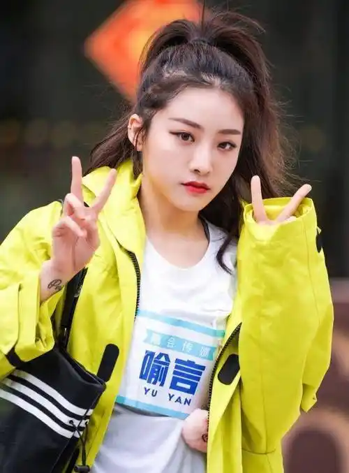 不仅有纹身,喻言还打过舌钉,肚脐钉,这确实让人觉得非常社会,让人觉得