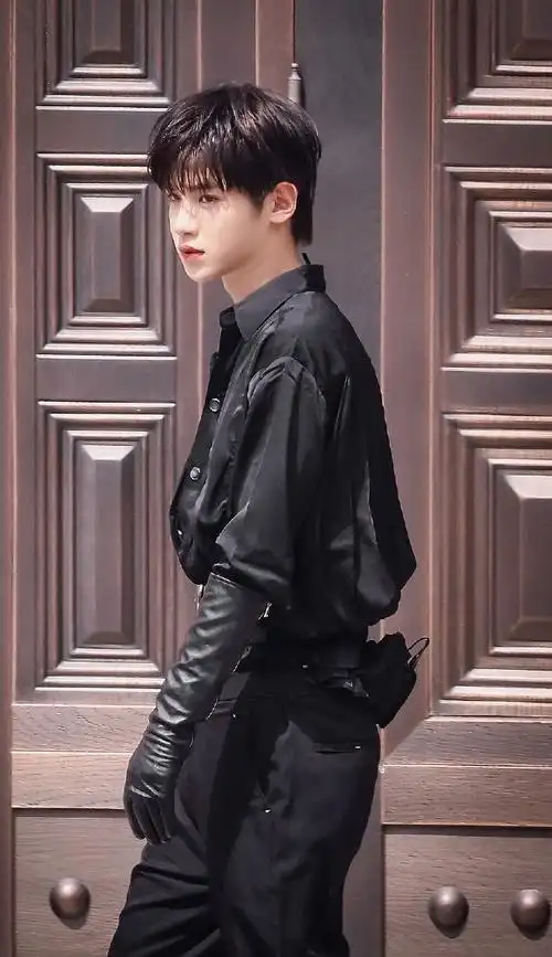 宫廷风的黄明昊真的好帅气呀,这就是贵族小王子上班照啊