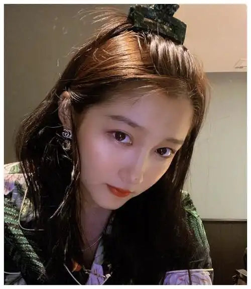 关晓彤的自拍照彻底火了看她穿的睡衣款式不愧是京圈格格