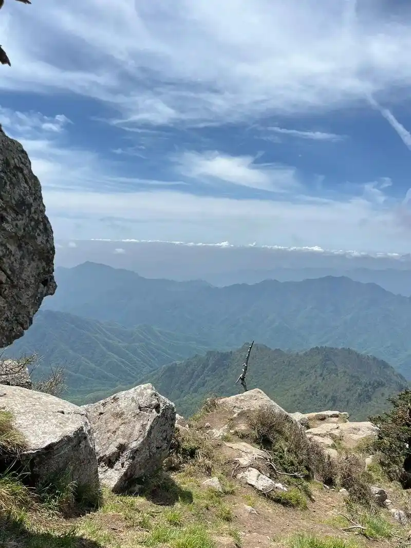 成功登顶西安最高峰冰晶顶