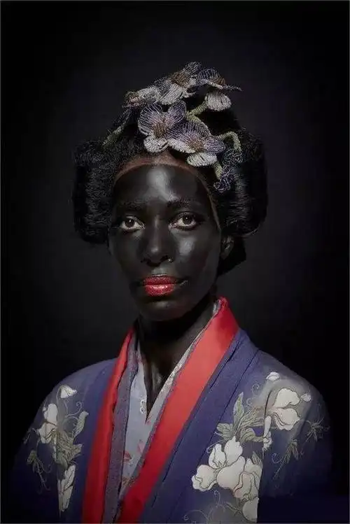 当非洲女子穿和服.