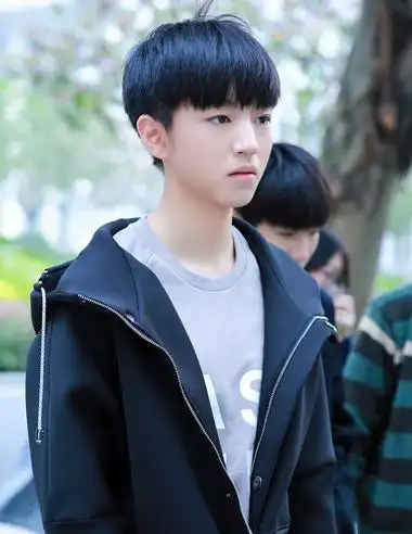 求一些男生好看的发型照片 初中男生的发型