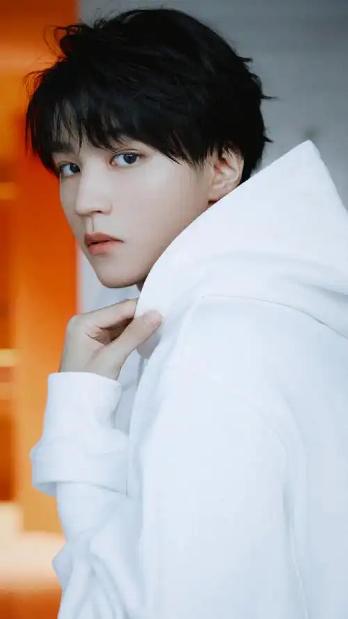 拥抱21岁的王俊凯#王俊凯 × 阳光少年新的一周 也要把能量加满 冲鸭