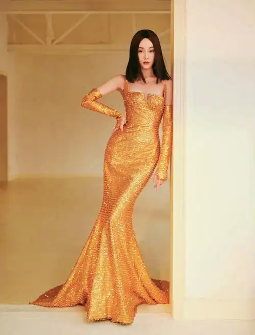 公子魈懿 的想法: vogue盛典闪耀时刻,迪丽热巴金色礼服惊艳全场,腰臀