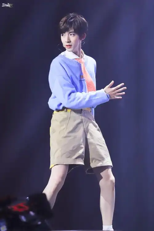 【贺峻霖】-时代少年团出道日舞台-《全校通报》 cr:微博@三日雨