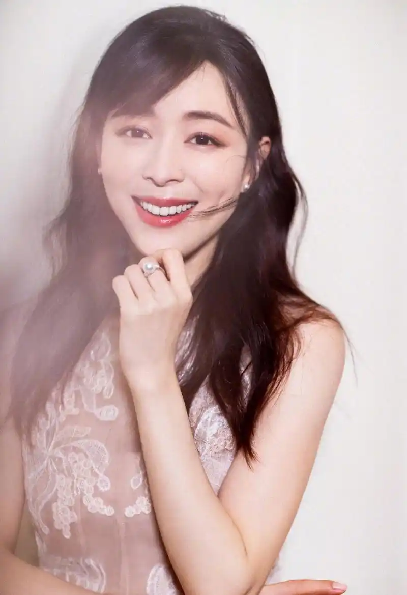 > 张静初刺绣纱裙性感写真图片(7/8)