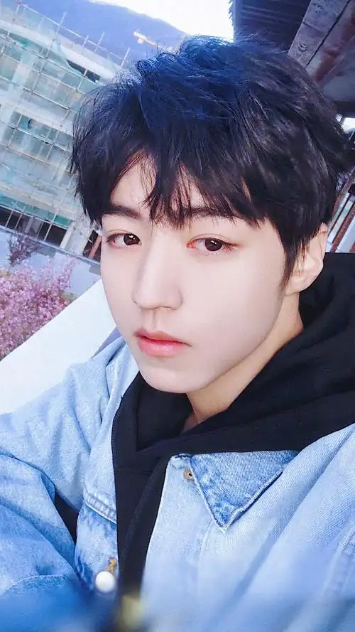 王俊凯新发型为清爽利落的凯凯打电话!