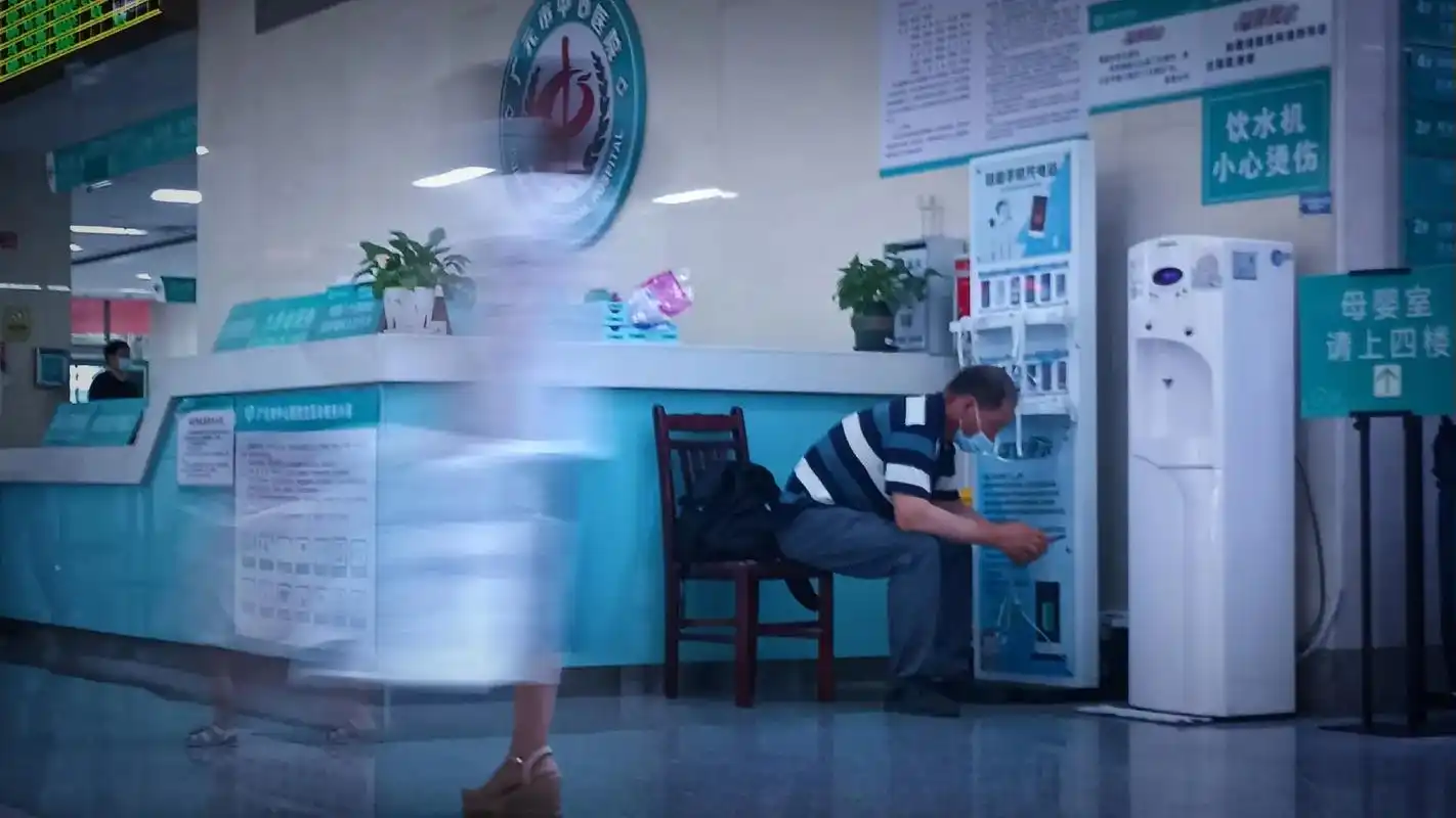 人来人往的医院这个夏天