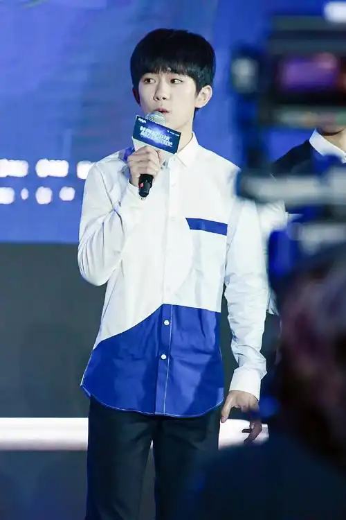 tfboys易烊千玺白衬衫帅气图片