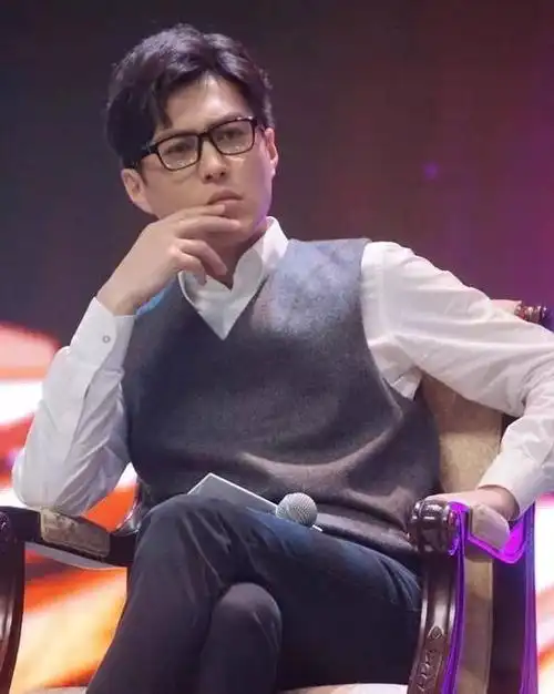 换上金属色框眼镜又变身斯文男神