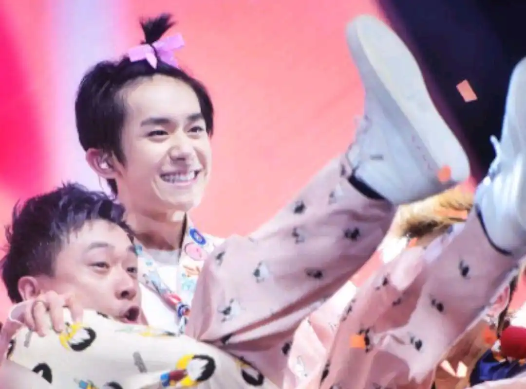 羡慕!易烊千玺结束拍摄返回家中,豪华别墅曝光,价格高达近亿元