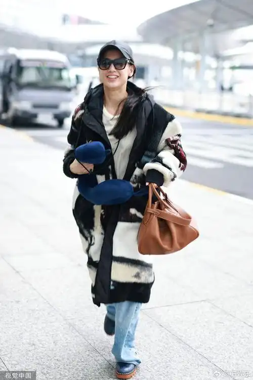 黄圣依穿毛绒大衣休闲舒适 素颜出镜笑容灿烂|黄圣依|毛绒|大衣_新浪