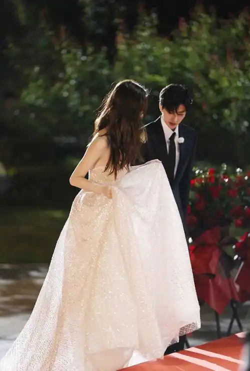 angelababy亮相《奔跑吧》,一袭抹身材金丝礼裙,是仙女本人!