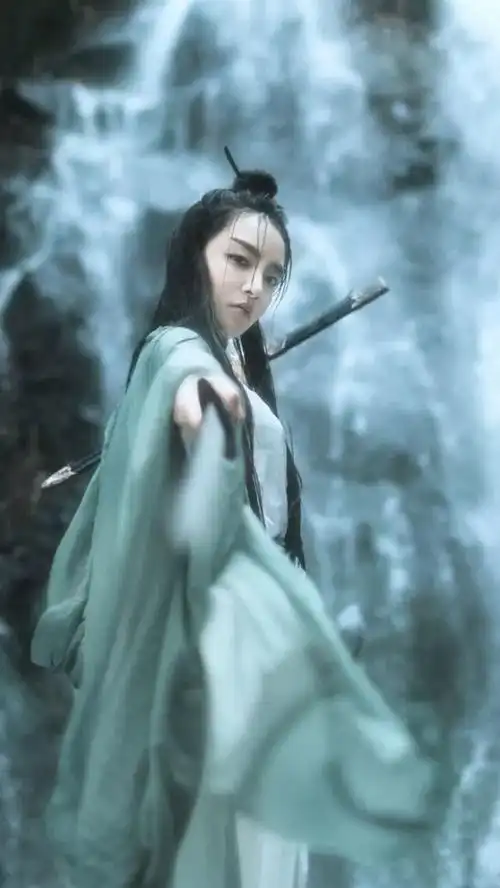 古风女侠壁纸手中有剑便握剑前行手中无剑便忘剑前行