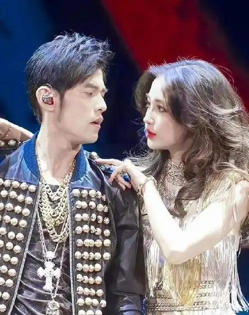 分手19年后,看到周杰伦与蔡依林隔空互动,才明白昆凌的"精明"