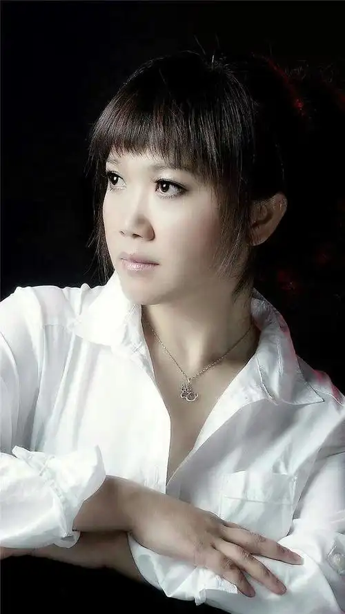 2004年,推出首张个人音乐专辑《我是侃侃》,从而正式出道.