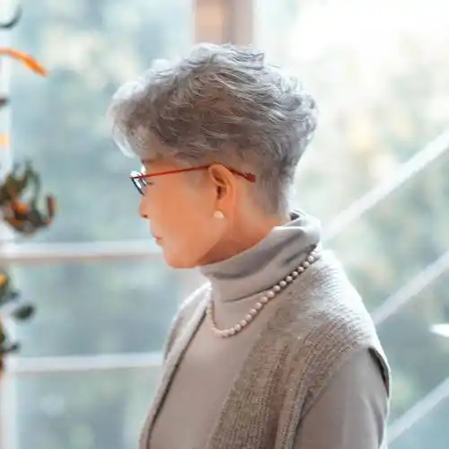 比如这款发型,鬓角和后颈剪短剪薄,并露出耳朵,顶部烫一个自然的造型