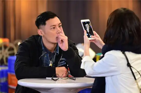 余文乐周冬雨默片配音宇宙cp篮球对决新浪娱乐讯 3月20日 ,《我们相爱