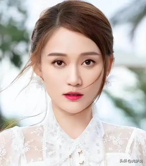 这一次,45岁出演"恶毒继母"的陈乔恩,给装嫩杨幂狠狠上了一课