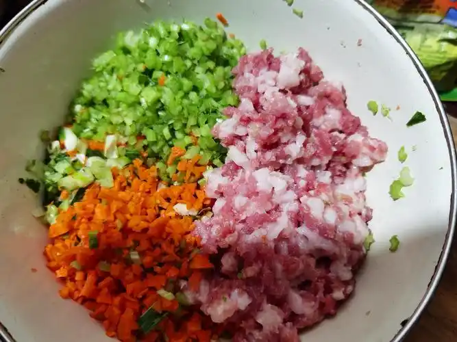 准备材料包饺子
