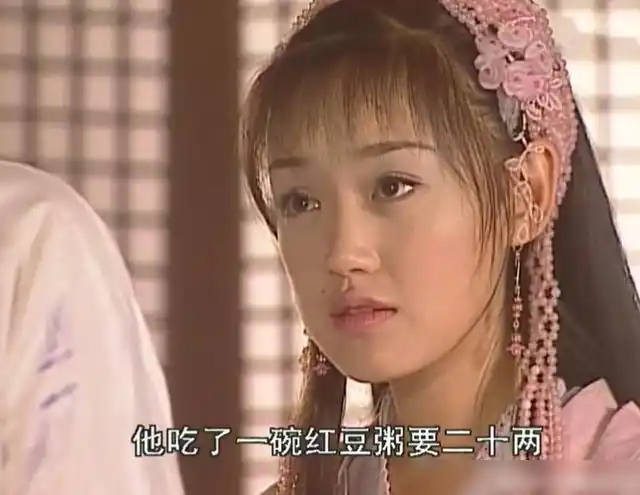 在《机灵小不懂》中的李凤姐,漂亮可爱,服饰也以粉红粉蓝为主,温温