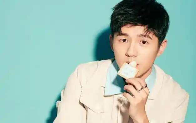 刘昊然国庆为巴黎世家走秀公然挑战民族大义粉丝洗白毫无底线