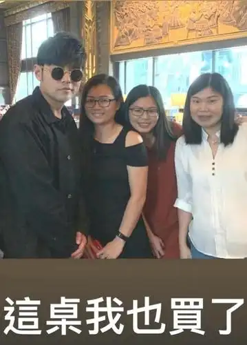 周杰伦晒与粉丝亲切合影,力证兑现承诺,歌迷偶遇自己可享受免单